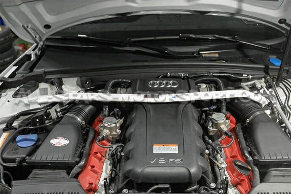 Barra de torreta delantera Ultra Racing para Audi RS5 8T