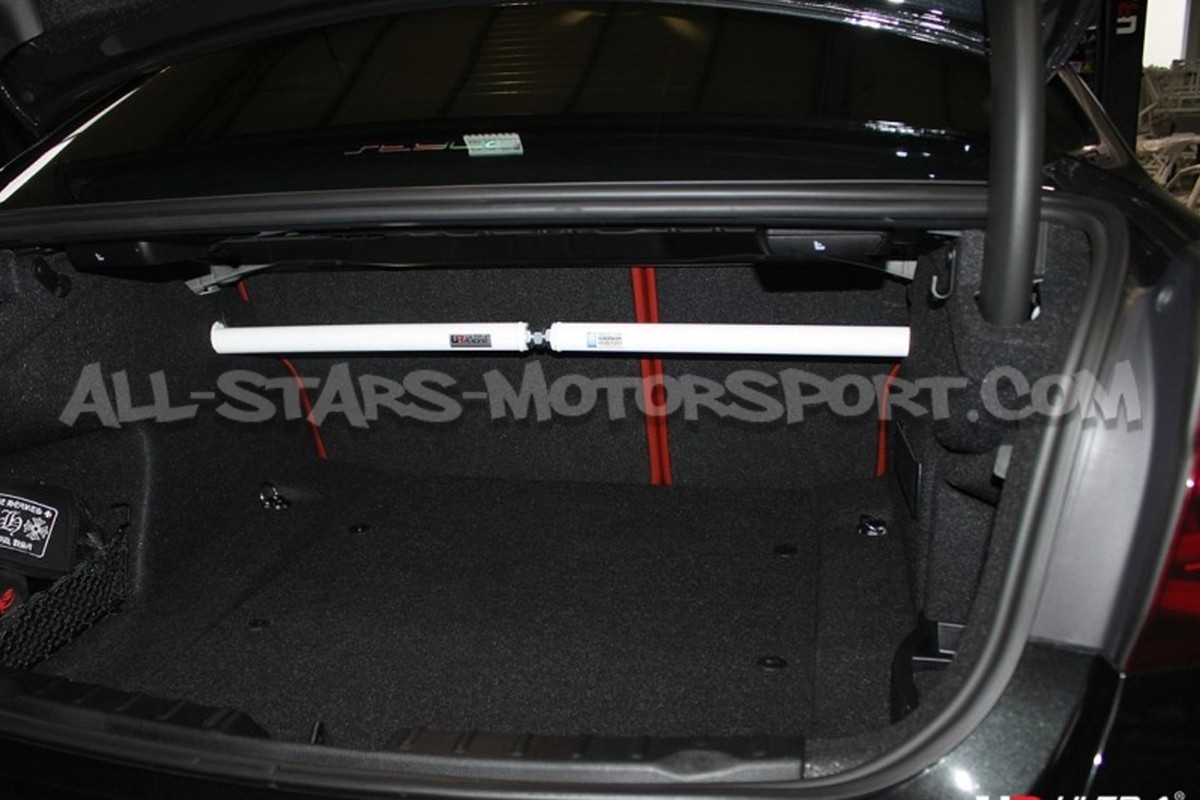Barra de torreta trasera Ultra Racing para BMW M3 F80 / M4 F82