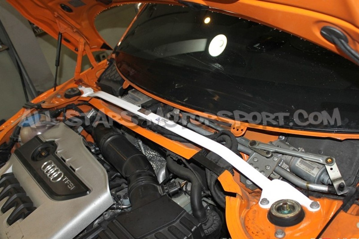 Barre anti rapprochement avant Ultra Racing pour Audi TT Mk2 8J