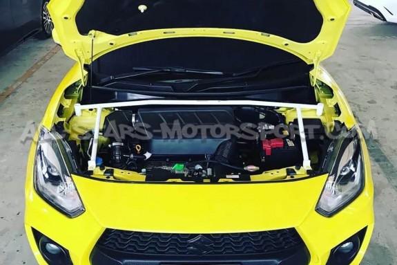 Barra de torreta delantera Ultra Racing para Suzuki Swift Sport ZC33S