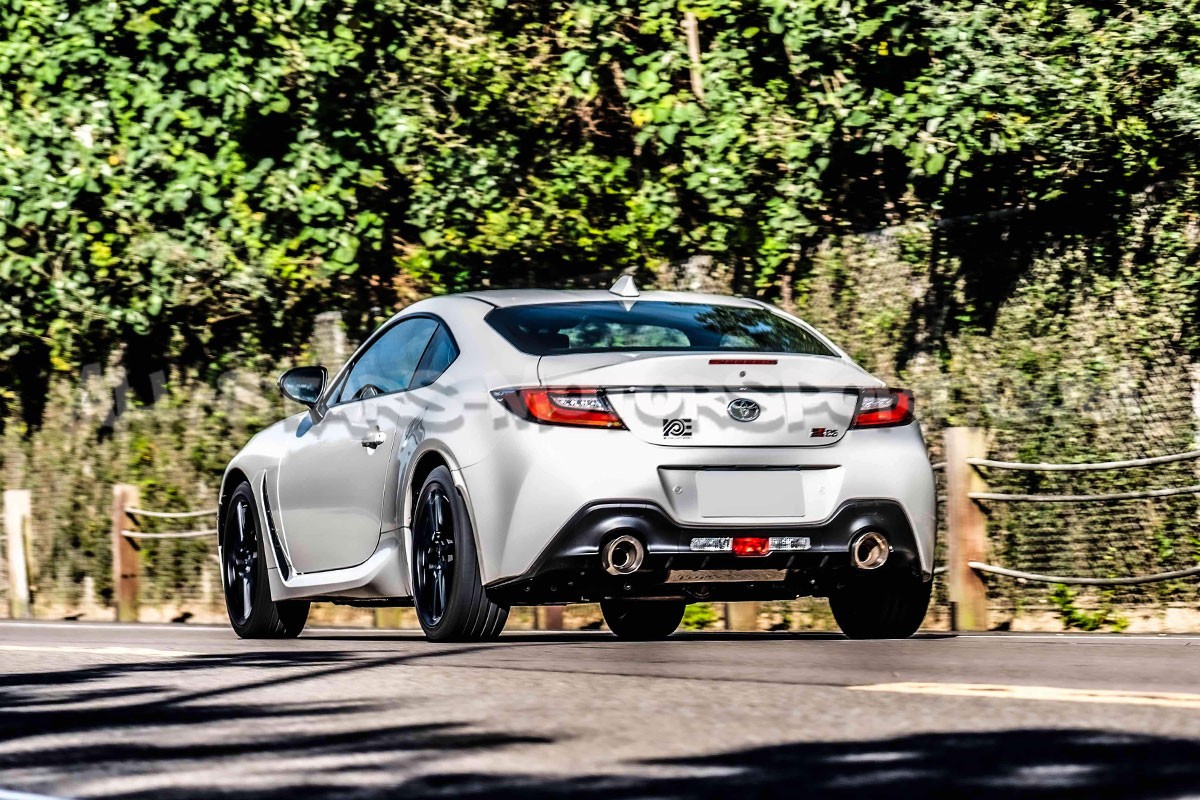Escape catback Armytrix para Toyota GR86 y Subaru BRZ ZD8