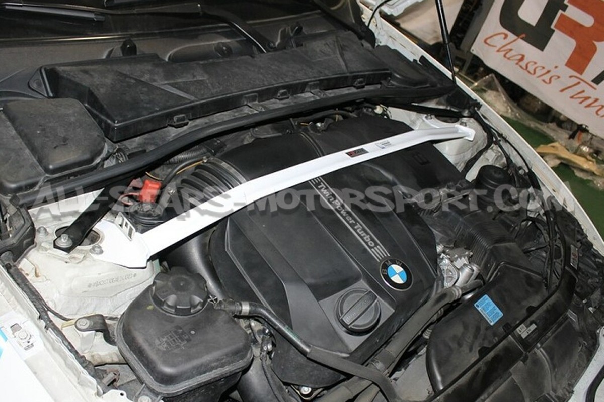 Barre anti rapprochement avant Ultra Racing pour BMW 335i E9x