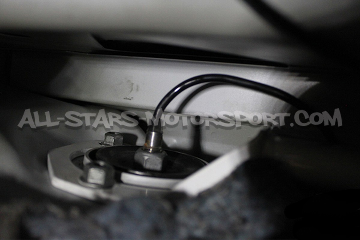 BMW M5 E60 Ultra Racing Rear Upper Strut Bar