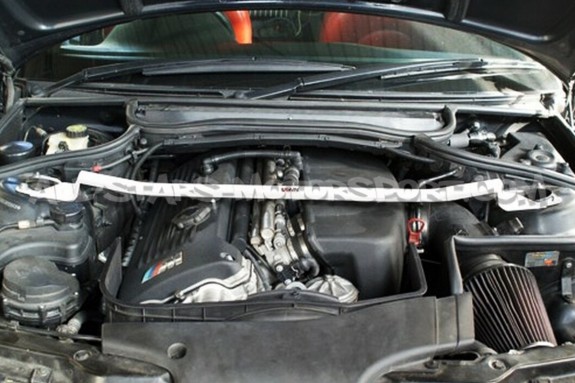 Barre anti rapprochement avant Ultra Racing pour BMW M3 E46