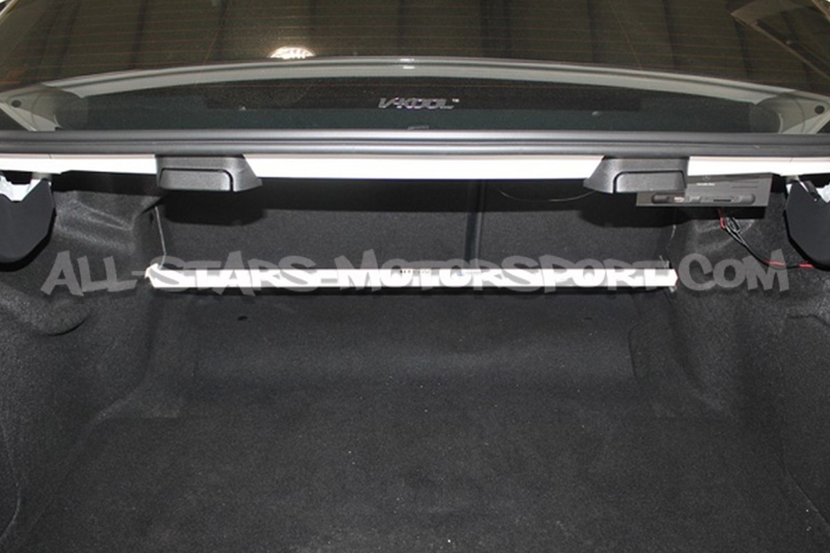Barra de torreta trasera Ultra Racing para Mercedes C63 AMG W204