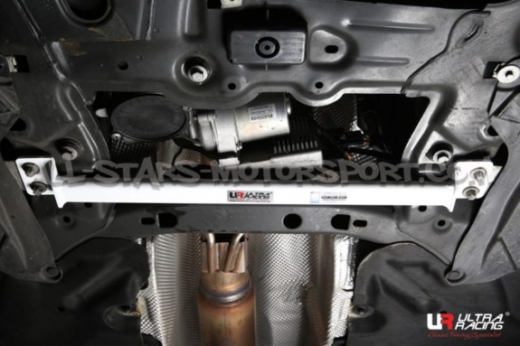 Barra de refuerzo inferior delantera Ultra Racing para Mercedes A45...