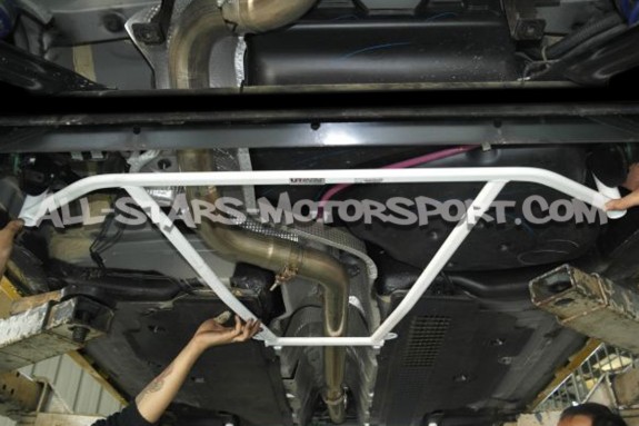 Barre de renfort inférieure arrière 4 points Ultra Racing pour Clio...
