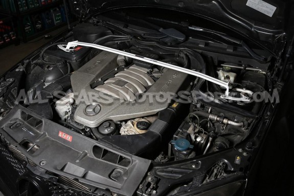 Barra de torreta delantera Ultra Racing para Mercedes C63 AMG W204