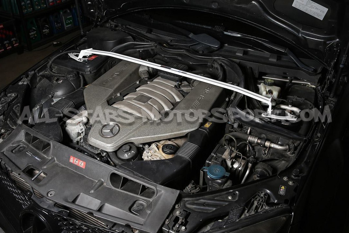 Mercedes C63 AMG W204 Ultra Racing Front Upper Strut Brace