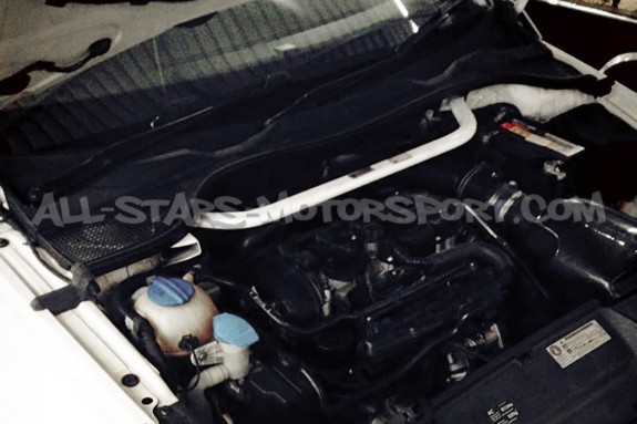 Barra de torreta delantera Ultra Racing para Scirocco R / 2.0 TSI